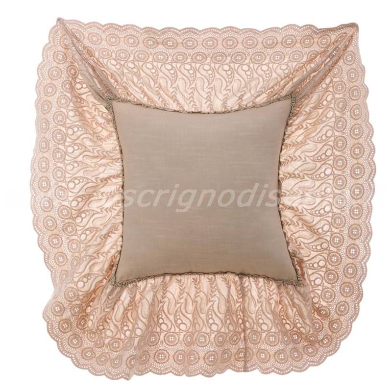 Cuscino con gala in pizzo, colore beige, collezione Tintoretto firmata Blanc Mariclò. Vista dall'alto